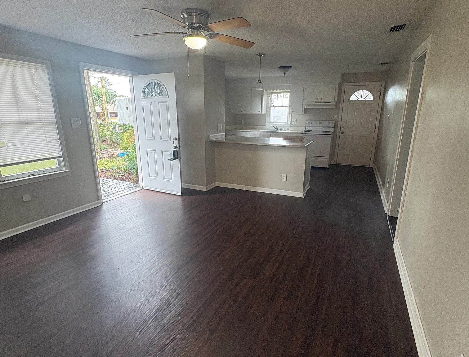 3 bed 1 bath - Great location! — Photo 4