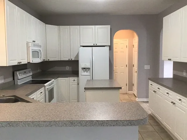4 bed, 2.5 bath, 2288 sqft, $3,070 — Photo 2