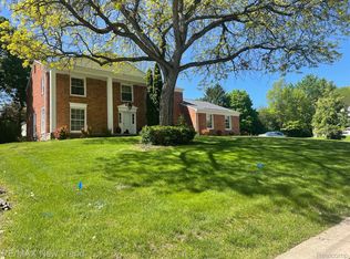 5250 Hardwoods Dr, West Bloomfield, MI 48323