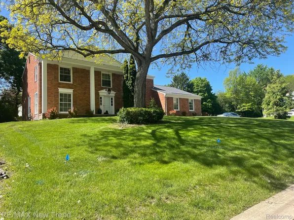5250 Hardwoods Dr, West Bloomfield, MI 48323
