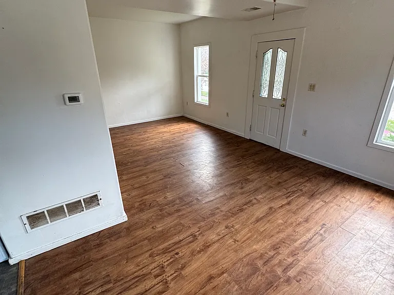 1016 Harney Ave — Photo 7