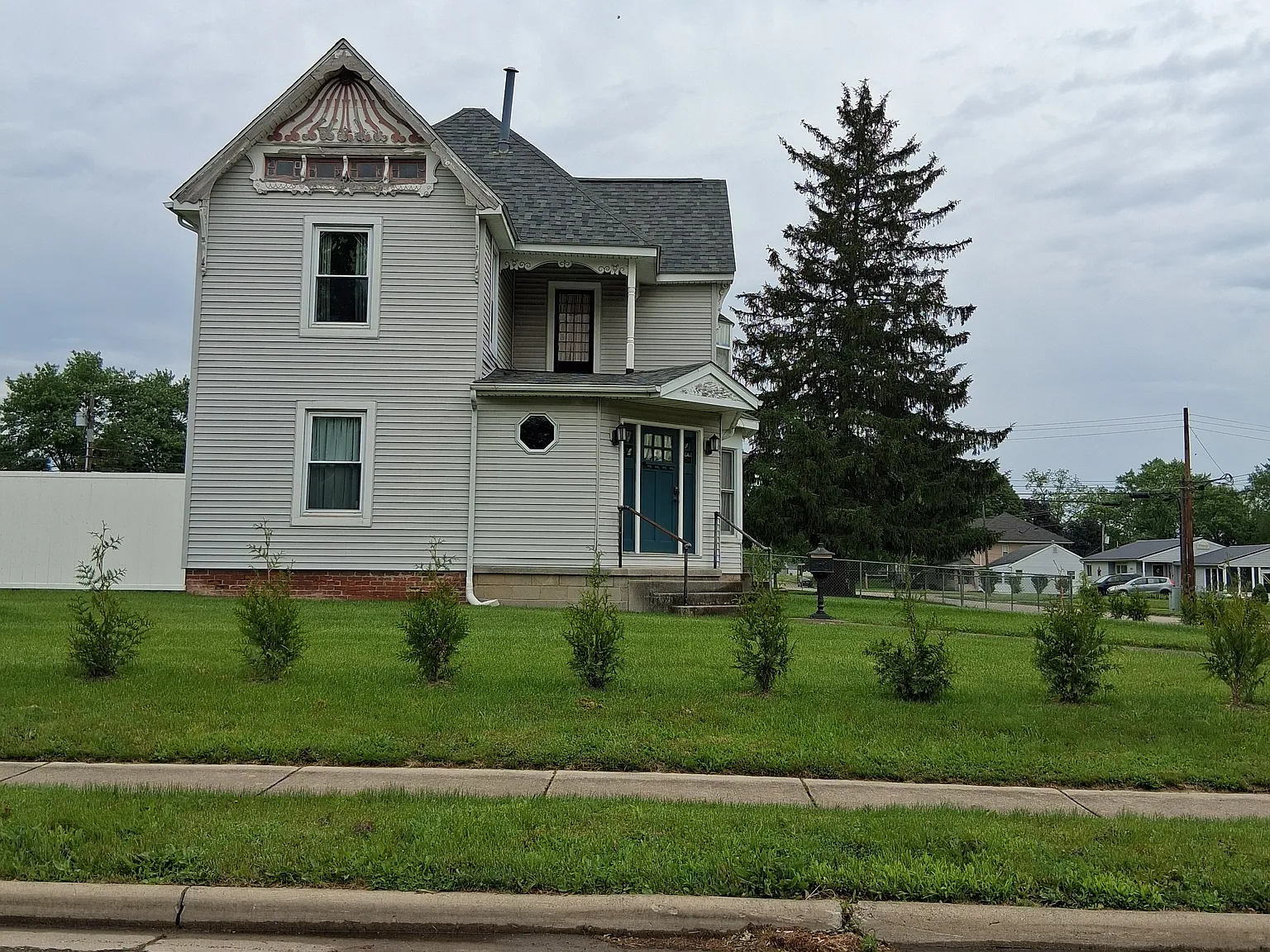 4 bed, 2800 sqft, $1,900 — Photo 1