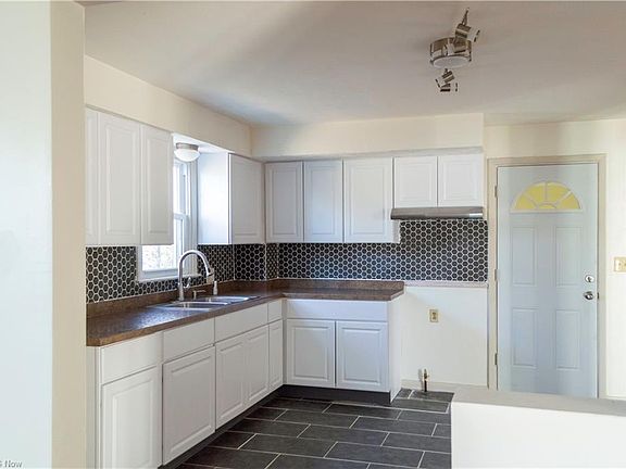 4th image of 3031 Hadley Ave