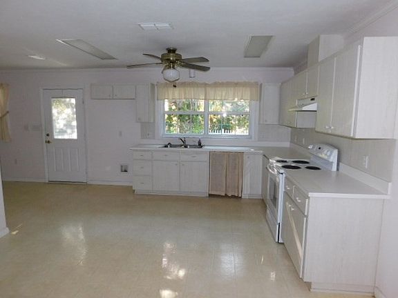 4th image of 6850 NW 106th St