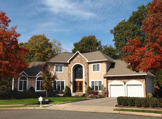 3 Bay Ct, Paramus, NJ 07652