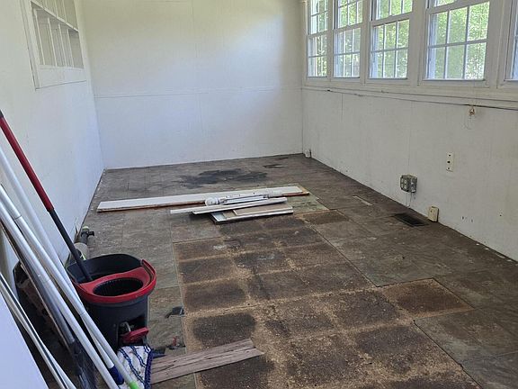 5th image of 205 E Tennessee Ave