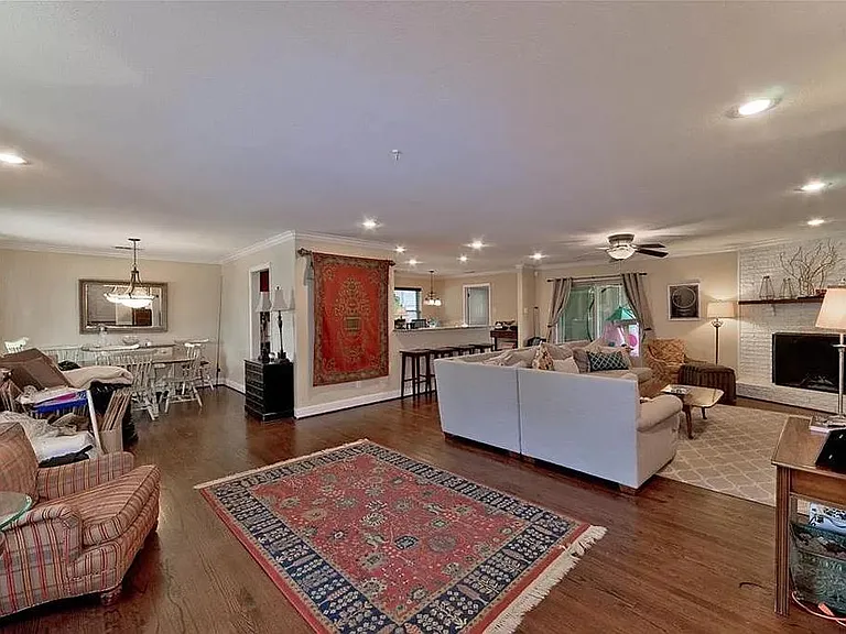 6215 Saratoga Cir — Photo 2