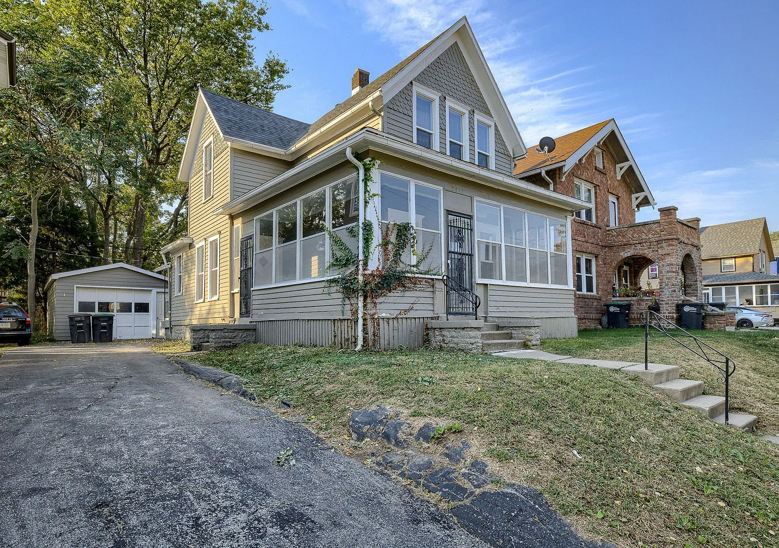 Cozy 3 Bedroom With Enclosed Porch & Fenced Yard!! — Photo 3