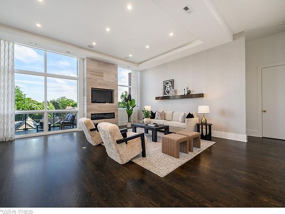5th image of 2037 W Division St #Penthouse