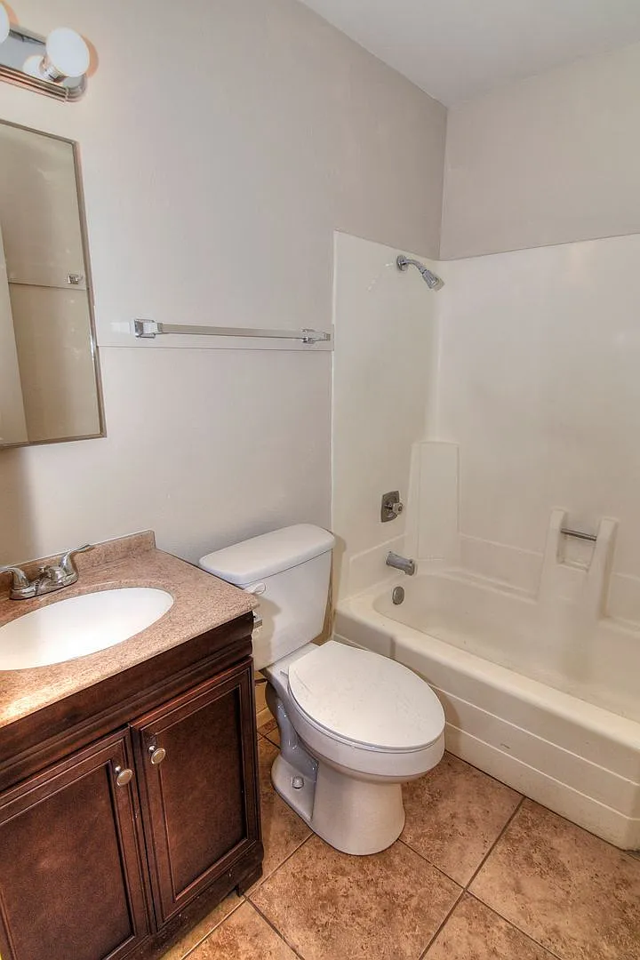 Maple Ave - Triplex — Photo 4