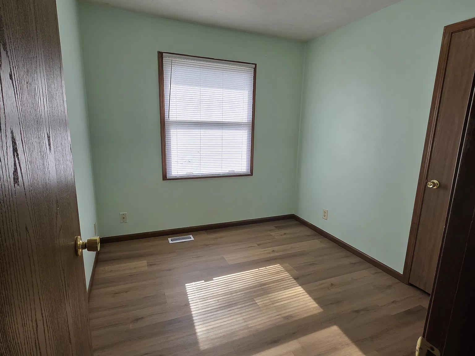 4 bed, $1,900 — Photo 1