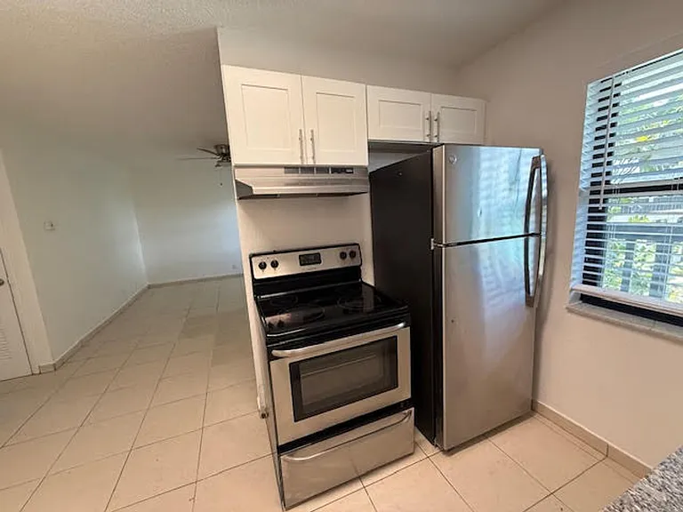 Riverside Manor/N'ice Apartments - 889 Riverside Drive, Ft. Lauderdale, FL 33312 — Photo 8
