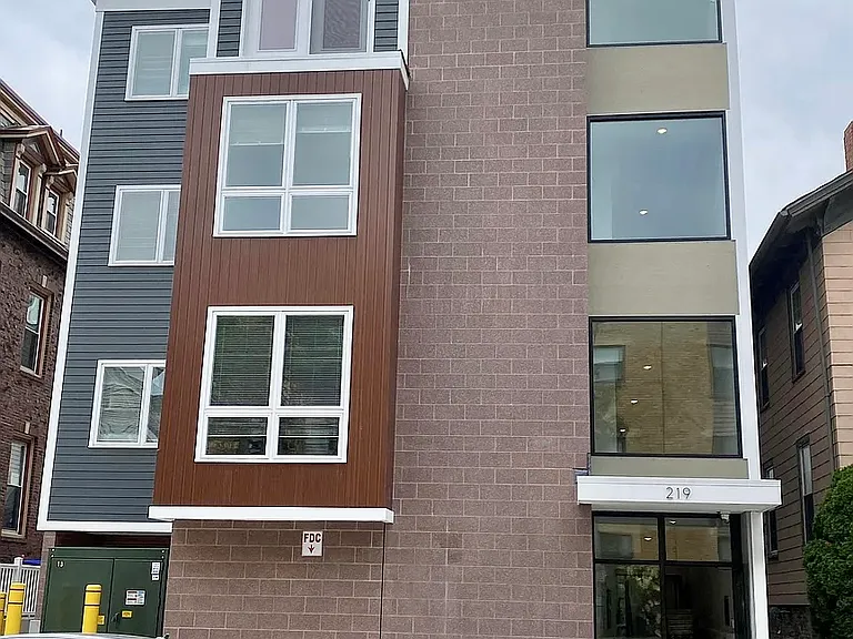 219 Waterman St — Photo 1