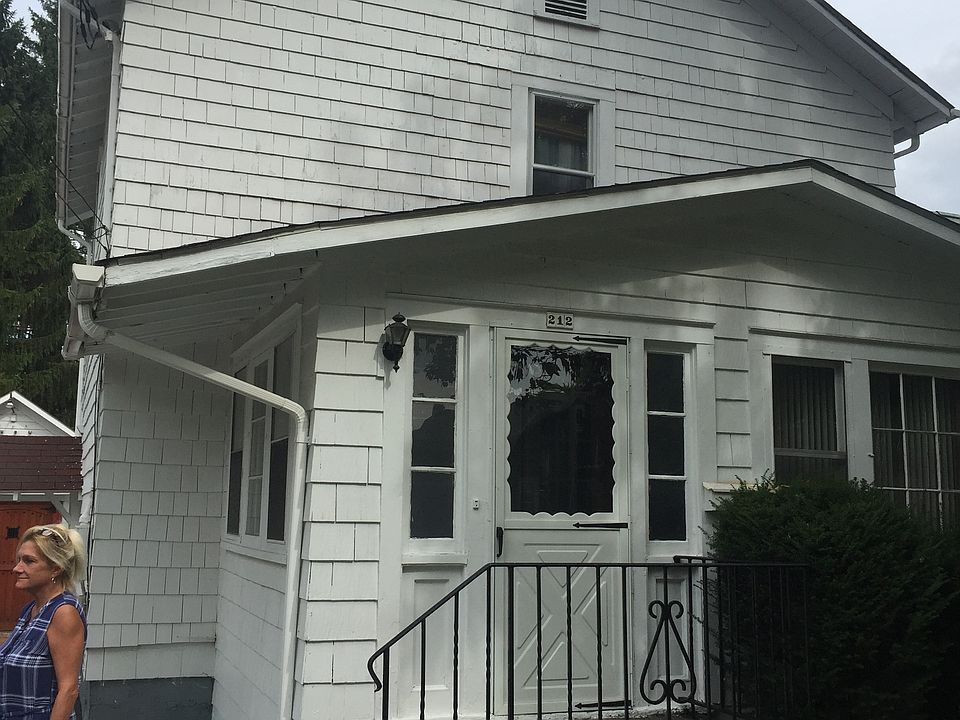 1st image of 212 W 10th St