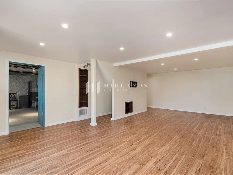 8717 S 67th St — Photo 14