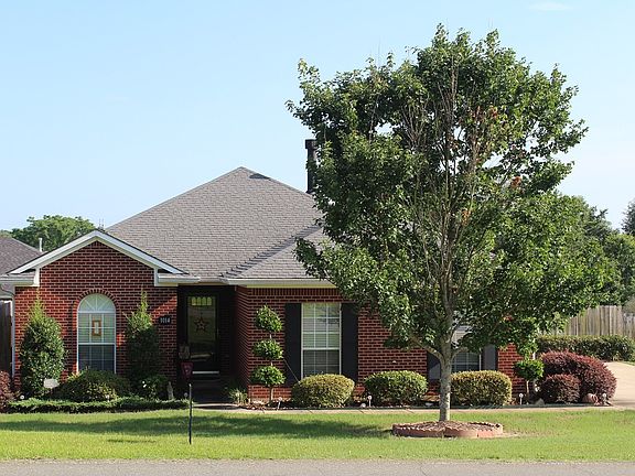 2nd image of 1014 Country Club Cir