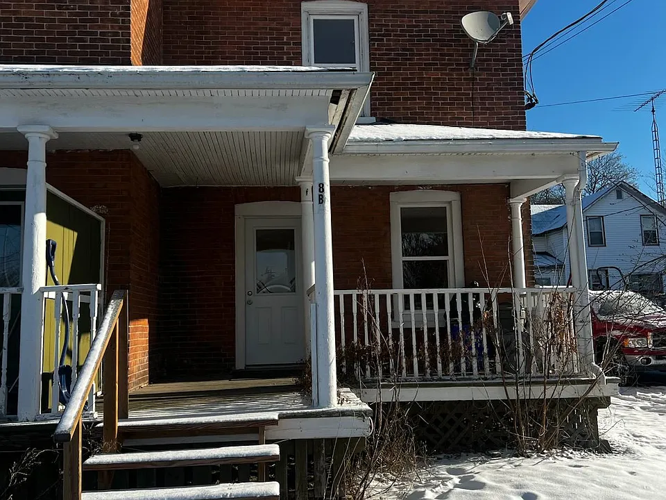 8 Main St #B