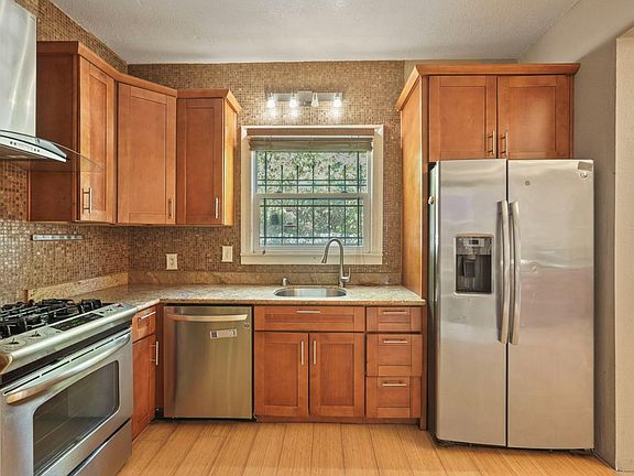 3rd image of 728 W Acacia St