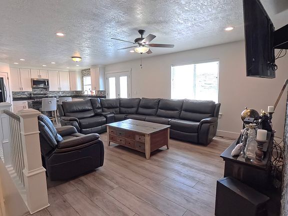 2nd image of 120 E Aria Ct