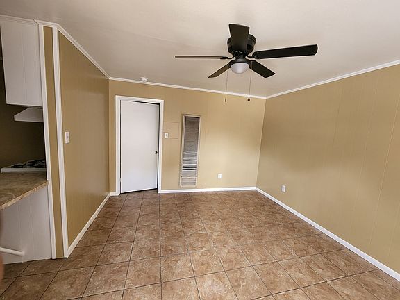 2nd image of 900 Hackberry St #912-B