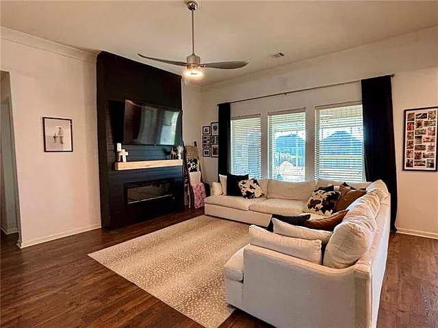 Building Photo - 408 Lakeshore Vlg E