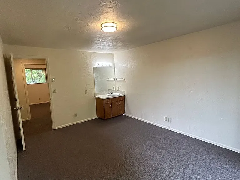 Hayward — Photo 22
