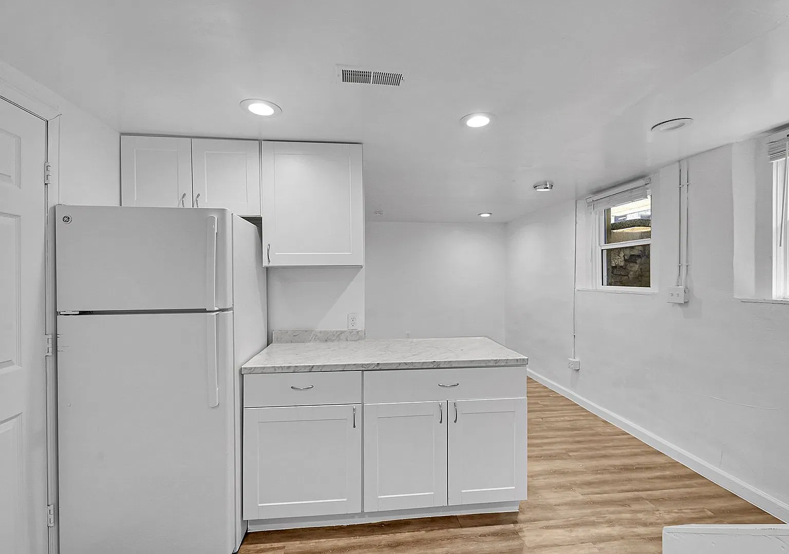 2143 S Acoma St — Photo 2