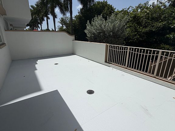 2nd image of 445 NE 39th St #121