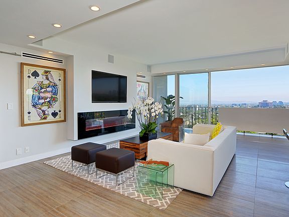 3rd image of 818 N Doheny Dr APT 904