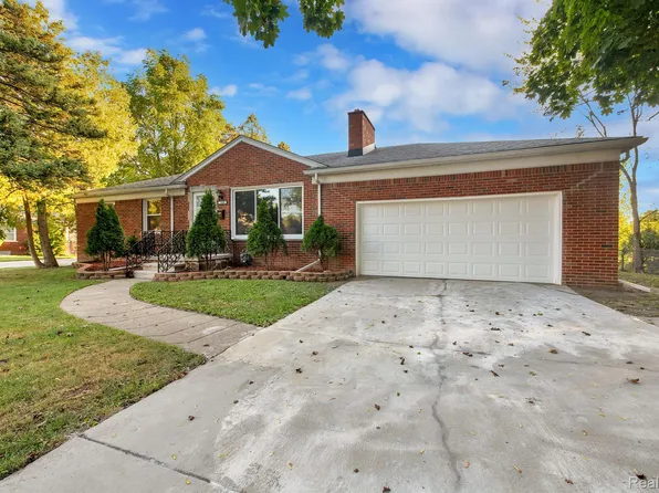 18646 Eastwood Dr, Harper Woods, MI 48225