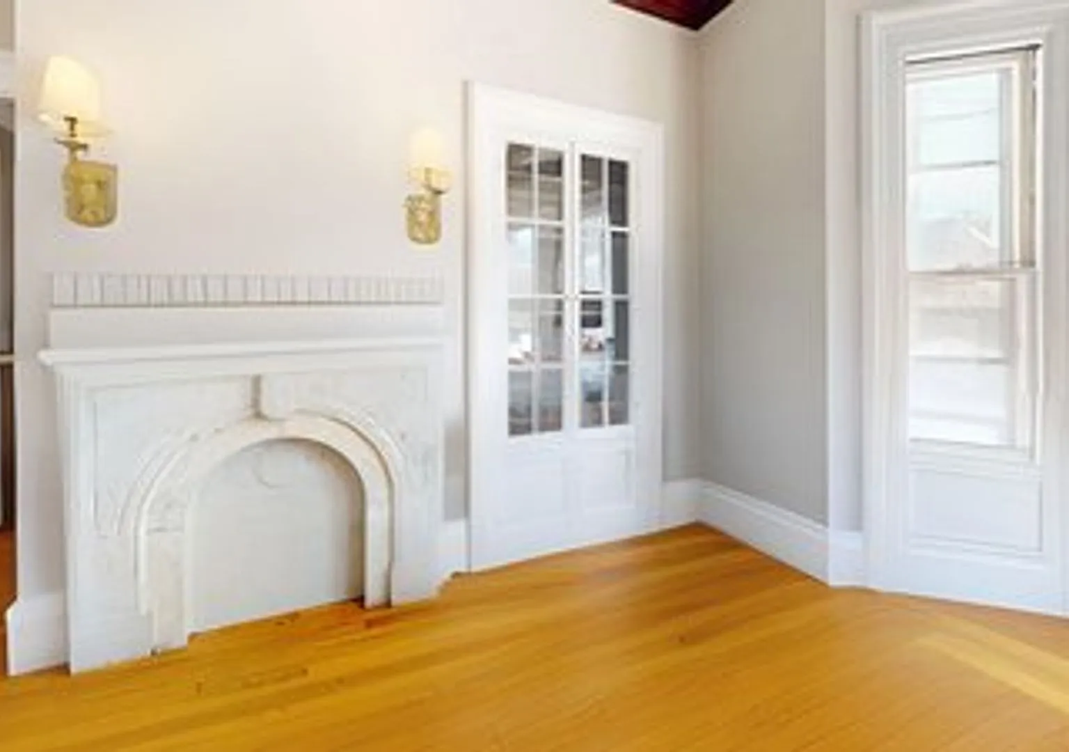 Renovated 4BR with Quartz Kitchen, Stainless Steel Appliances & Parking Available — Photo 3