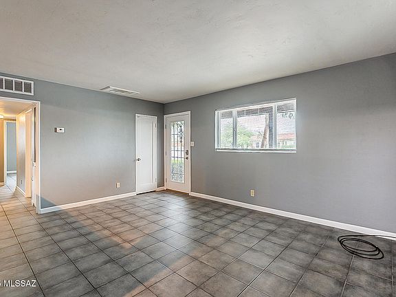 4th image of 2203 N Flores Dr