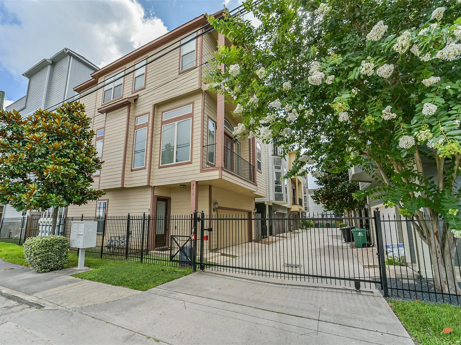 3 bed, 3.0 bath, 1928 sqft, $2,950 — Photo 1