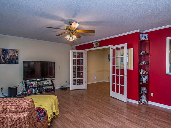 5th image of 108 Pin Oak Ct