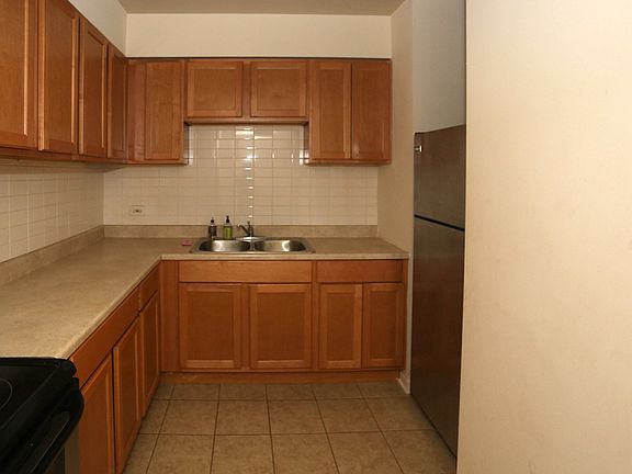 2nd image of 7445 N Greenview Ave #211