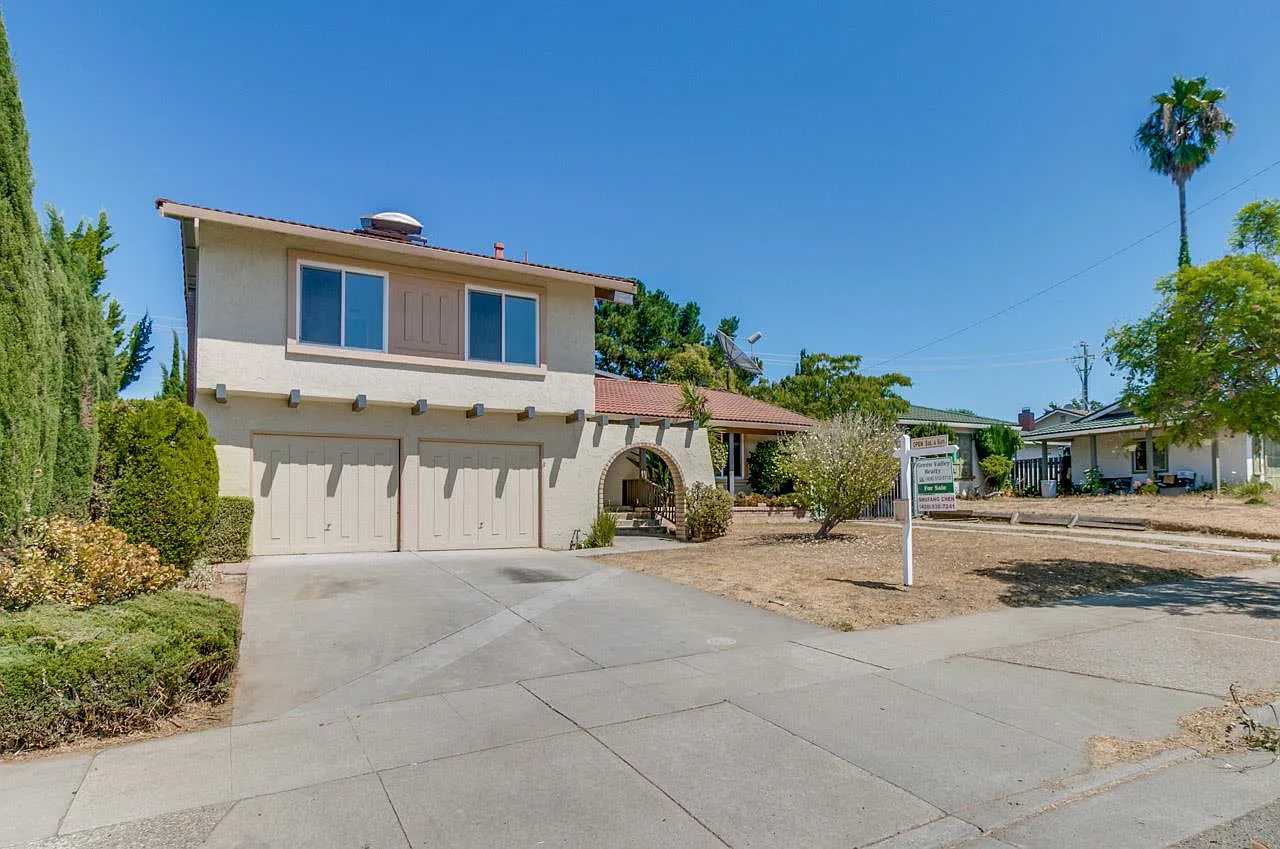 4034 Forestwood Dr photo 1