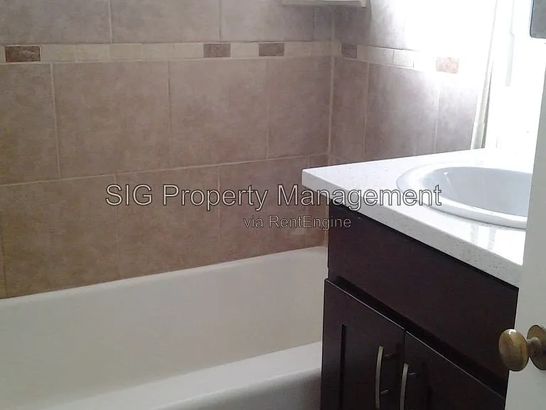 1702 W Victory Blvd — Photo 9