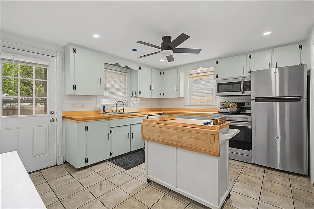 3 bed, 1.5 bath, 1344 sqft, $3,000 — Photo 3