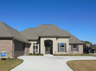 2913 Country Lake Dr, Zachary, LA 70791