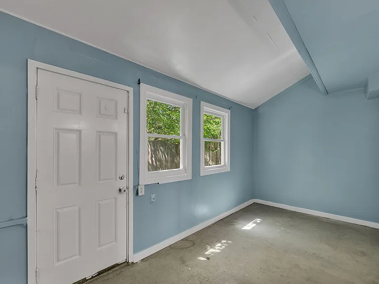 717 Wolftrap Ln — Photo 10