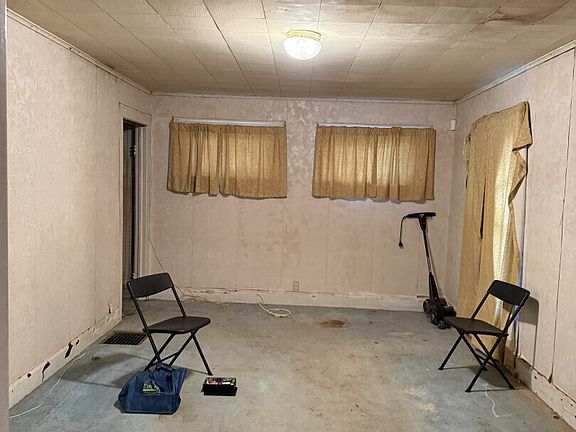 4th image of 1509 N Warman Ave