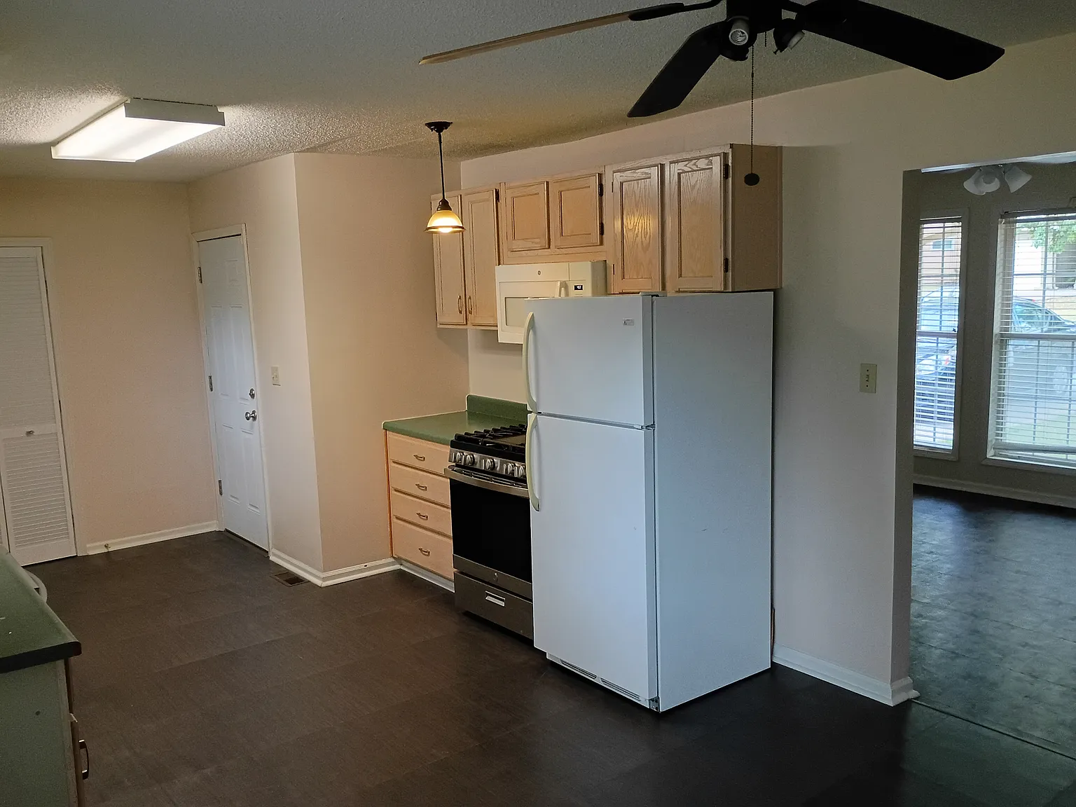 3 bed, 874 sqft, $1,400 — Photo 3
