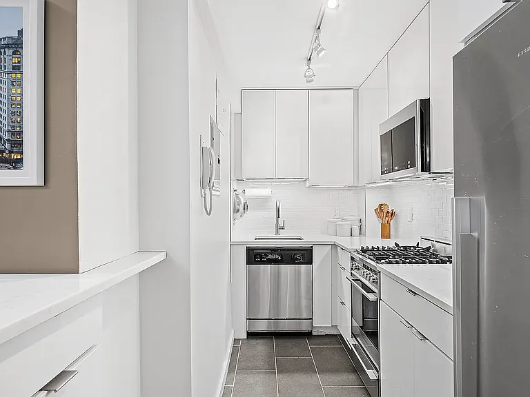 430 W 34th St #14H — Photo 4