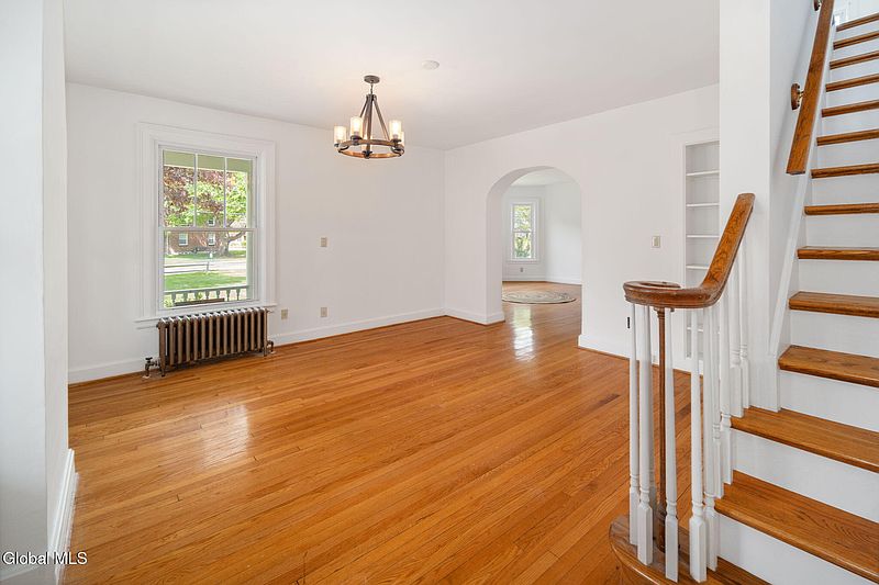 3rd image of 346 Kenwood Avenue