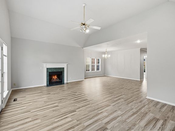 4th image of 3005 E 90th Pl