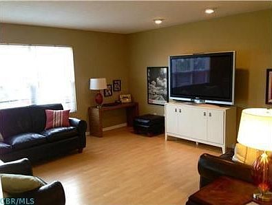 4th image of 483 Blaisdell Dr