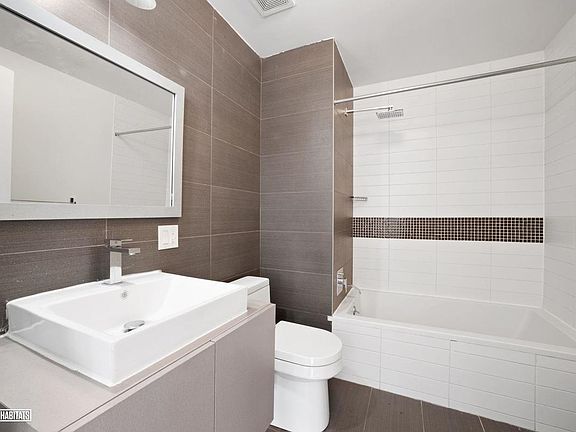 4th image of 180 Scholes St #4