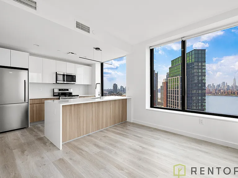 77 Commercial St #25S — Photo 8