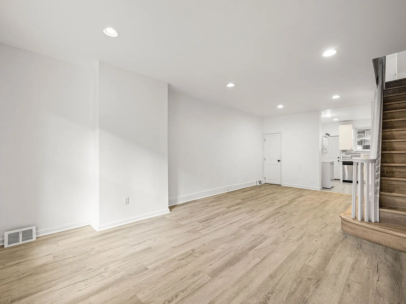 3 bed, 1.5 bath, 1000 sqft, $2,100 — Photo 3