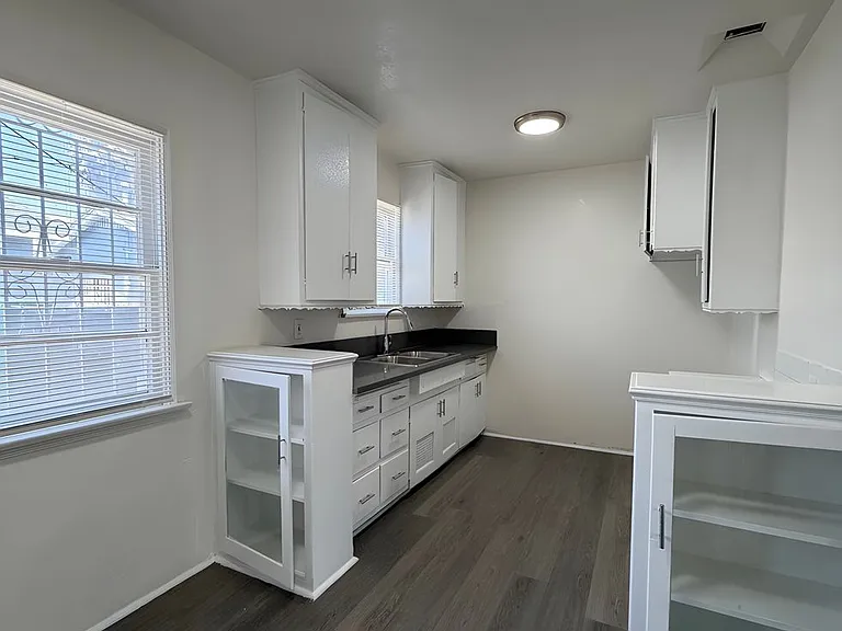 8139 S Hoover St — Photo 7